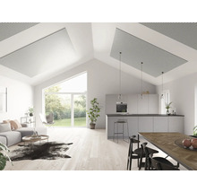 Espace de vie lumineux avec panneaux de plafond acoustiques au-dessus du salon et de la cuisine