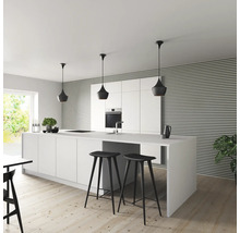 Cuisine moderne avec îlot de cuisine, tabourets de bar et suspensions