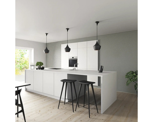 Cuisine moderne avec îlot de cuisine, tabourets de bar et suspensions