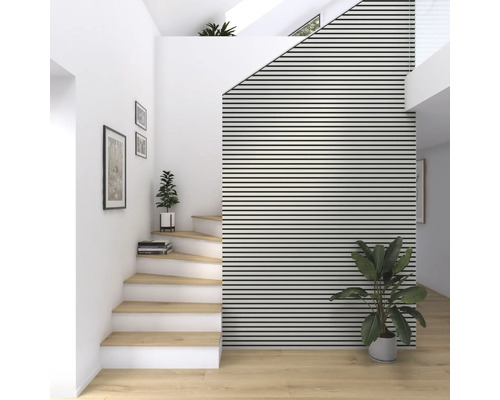 Entrée lumineuse avec escalier, plantes d''intérieur et décoration murale