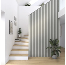 Hall d''entrée lumineux avec escalier et panneaux muraux verticaux pour la décoration.