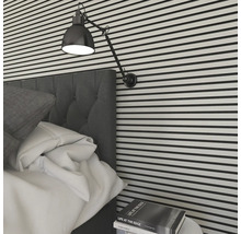 Chambre à coucher avec lit, lampe et revêtement mural à rayures horizontales