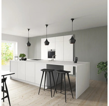 Cuisine claire avec îlot de cuisson, tabourets de bar et suspensions