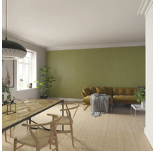 Heller Wohnraum mit Esstisch, Stühlen, Sofa und Wandpaneelen