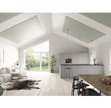 Salon lumineux avec panneaux acoustiques au plafond, coin cuisine et grande façade vitrée