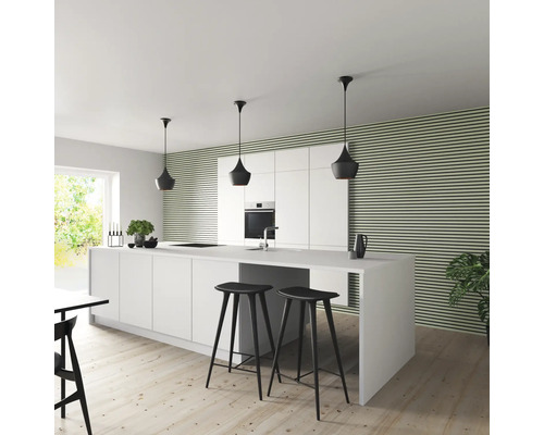 Cuisine lumineuse avec îlot de cuisine, tabourets de bar et suspensions