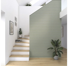 Pièce lumineuse avec escalier en bois, panneaux muraux et plantes d''intérieur