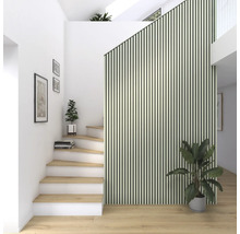 Couloir clair avec escalier, marches en bois, panneaux muraux et plantes d''intérieur