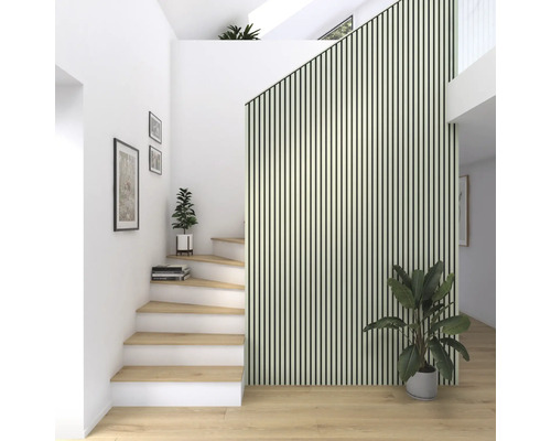 Couloir clair avec escalier, marches en bois, panneaux muraux et plantes d''intérieur