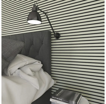 Chambre à coucher avec lit, applique murale et panneaux muraux horizontaux