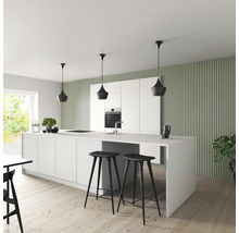 Cuisine moderne avec îlot de cuisine, tabourets de bar et suspensions
