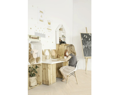 Kinderzimmer mit Schreibtisch aus Holzkisten, Regal und Tafel