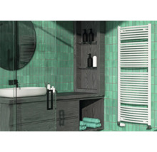 Badezimmer mit Waschbecken, Spiegel, Handtuchwärmer und Ablage