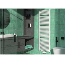 Badezimmer mit Waschtisch, Spiegel, Handtuchwärmer und Toilette vor grün gefliester Wand