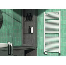 Salle de bains avec lavabo, miroir, sèche-serviettes et carreaux verts