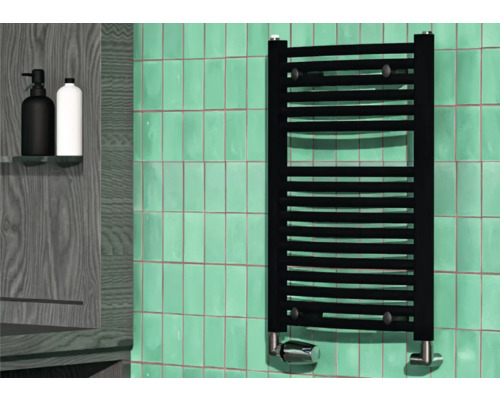 Radiateur de salle de bains Rotheigner SWING 690 x 445 mm noir mat raccordement des deux côtés en bas Vue de salle de bains avec sèche-serviettes noir sur mur carrelé