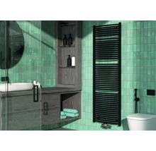 Badezimmer mit Waschtisch, Toilette und Handtuchwärmer