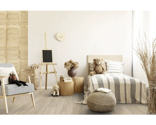 Kinderzimmer mit Bett, Sessel, Staffelei und Holzboden