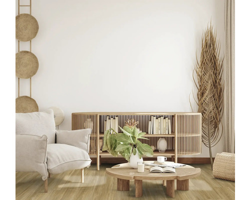 Wohnzimmer mit Sessel, Anrichte und Dekorationen im hellen Design