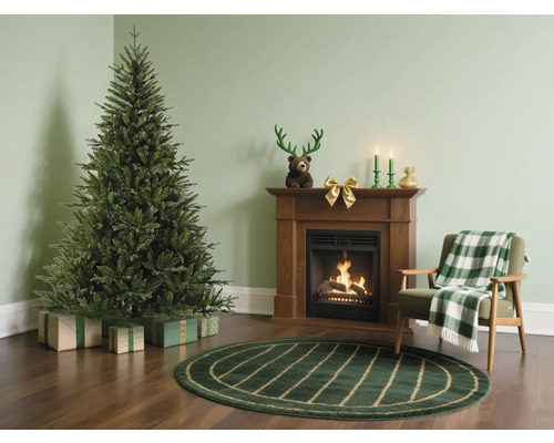 Scène de Noël avec sapin de Noël, cadeaux, cheminée et fauteuil