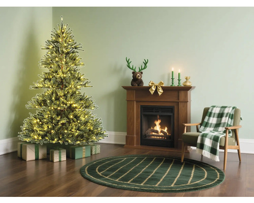 Pièce de Noël avec sapin illuminé, cheminée et fauteuil