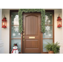 Porte d''entrée décorée avec une guirlande et des autocollants de flocons de neige pour la période des fêtes