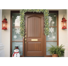 Porte d''entrée décorée avec guirlande, lanternes, autocollants de flocons de neige et bonhomme de neige