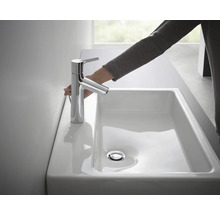 Waschbecken mit Armatur in einem hellen Badezimmer