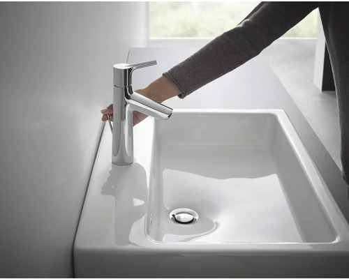 Lavabo avec robinet dans une salle de bain lumineuse