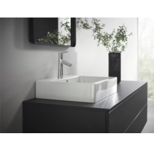 Modernes Badezimmer mit Aufsatzwaschbecken, Armatur, Spiegel und Unterschrank