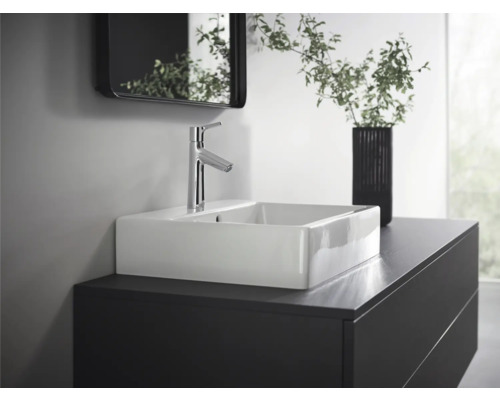 Salle de bains moderne avec vasque à poser, robinet, miroir et meuble sous-vasque