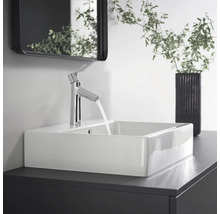 Modernes Badezimmer mit rechteckigem Aufsatzwaschbecken, Armatur und Spiegel