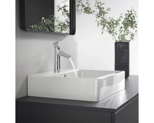 Salle de bain moderne avec vasque à poser rectangulaire, robinet et miroir