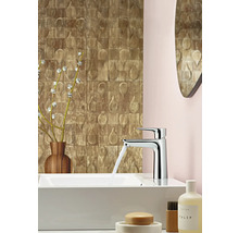 Badezimmer Waschbecken mit Armatur und Dekoration