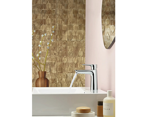 Lavabo de salle de bain avec robinet et décoration