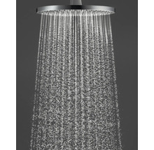 Regendusche mit fallendem Wasserstrahl