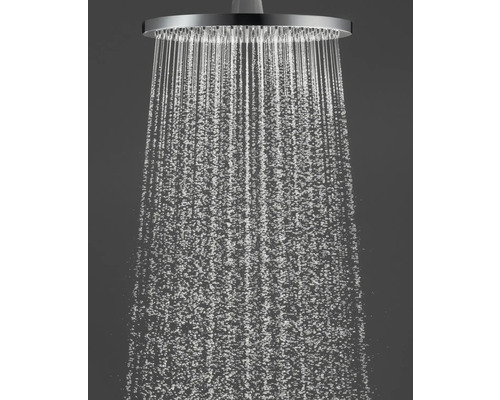 Regendusche mit fallendem Wasserstrahl
