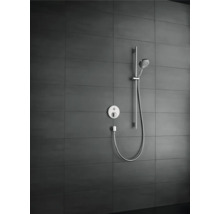Brausegarnitur mit Handbrause und Thermostatmischer an der Wand