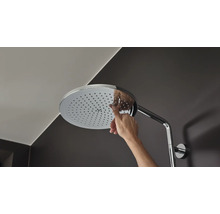 Aufputz-Kopfbrause mit Hand unter der Dusche