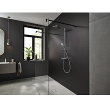 Badezimmer mit Glasdusche, Duscharmatur, Waschbecken und Fenster