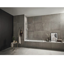 Salle de bains avec baignoire, douche, serviettes et décoration dans les tons de gris