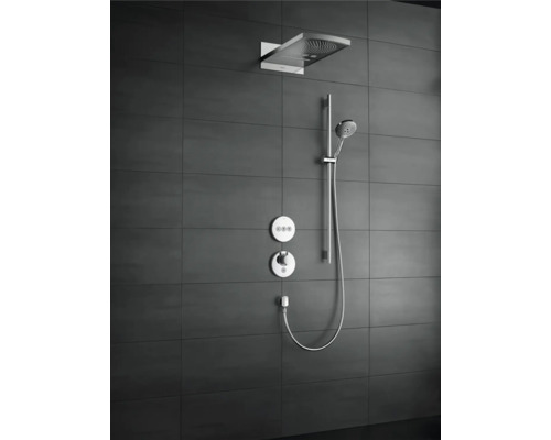 Système de douche avec pomme de tête, douchette à main et éléments de commande sur un mur sombre