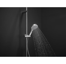 Duscharmatur mit Handbrause und Brauseschlauch im Badezimmer