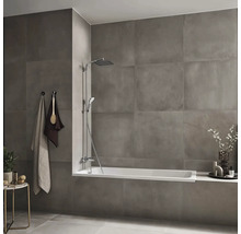 Salle de bains avec baignoire, robinetterie de douche, serviettes et table d''appoint devant des carreaux gris