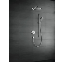 Brausegarnitur mit Kopfbrause und Handbrause an dunkler Wand