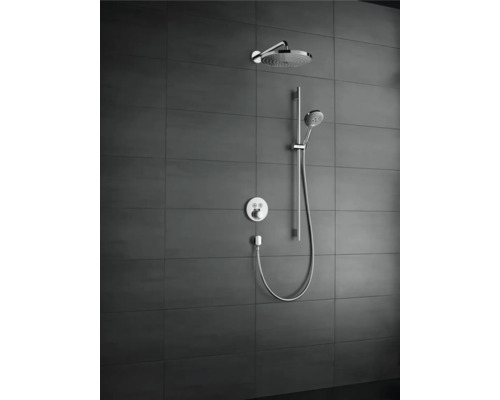 Ensemble de douche avec douche de tête et douchette sur mur sombre