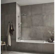 Modernes Badezimmer mit grauen Fliesen, Badewanne und Duscharmatur