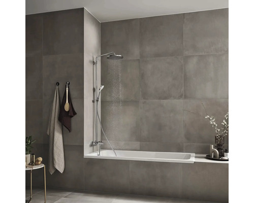 Salle de bain moderne avec carrelage gris, baignoire et robinet de douche