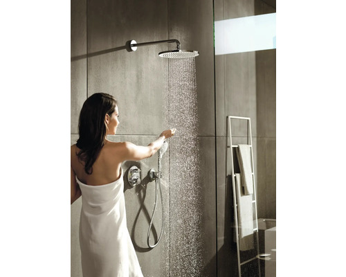 Frau unter Dusche mit Kopfbrause, Handbrause und Brausethermostat