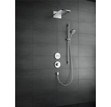Duschsystem mit Kopfbrause, Handbrause und Bedienelementen an einer gefliesten Wand
